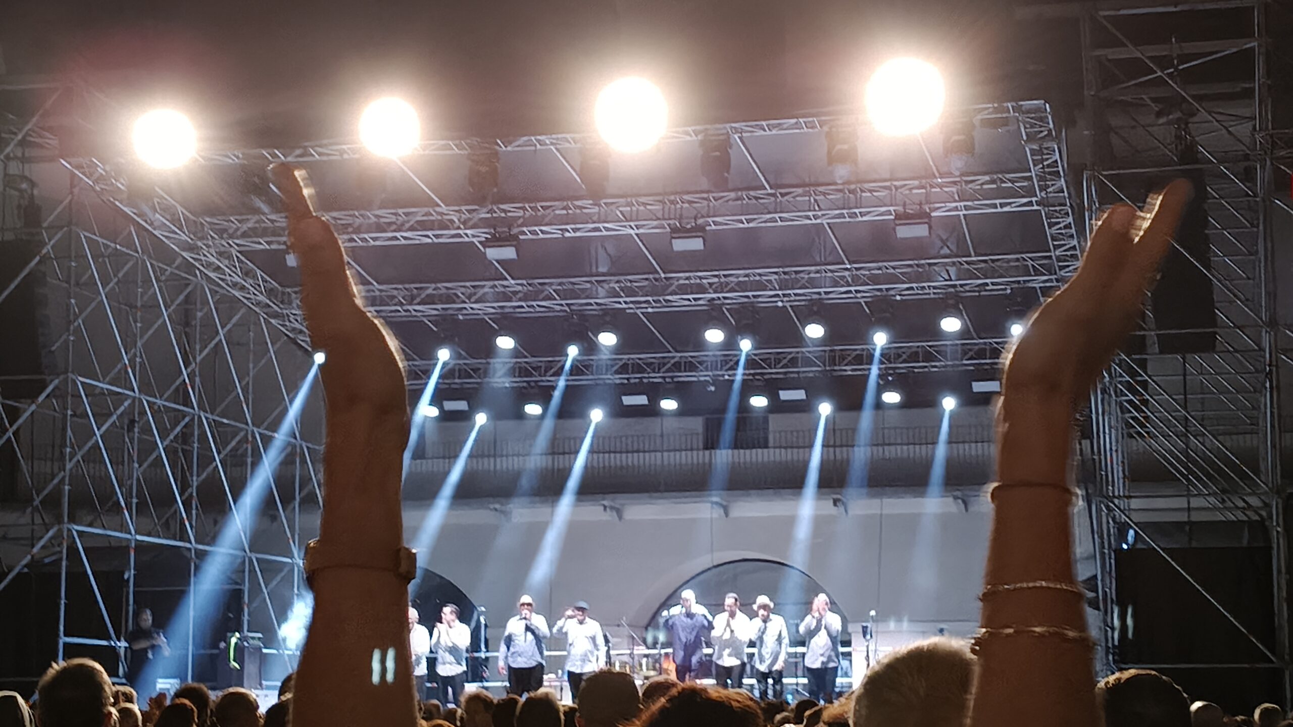 Tra conferenze e concerti estivi